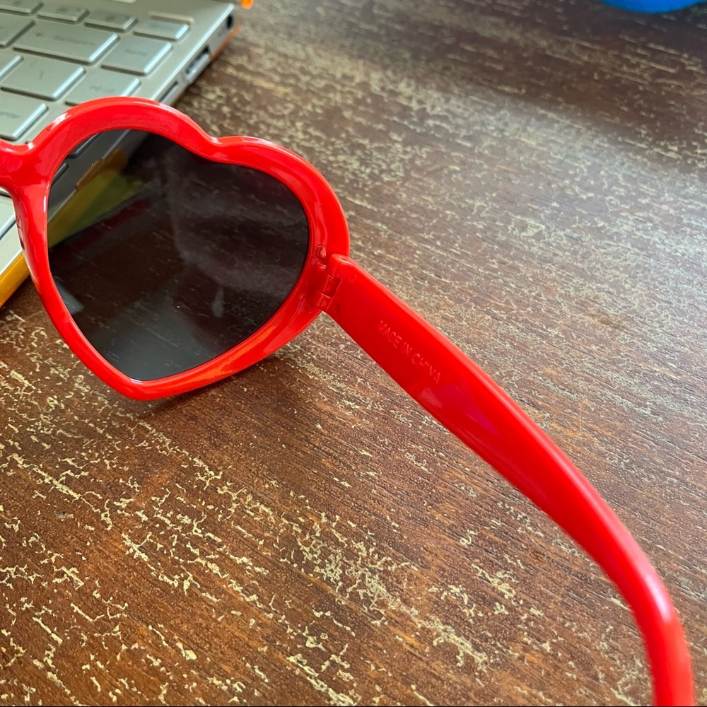 New red heart sunglasses with UV protection - Picture 5 of 6